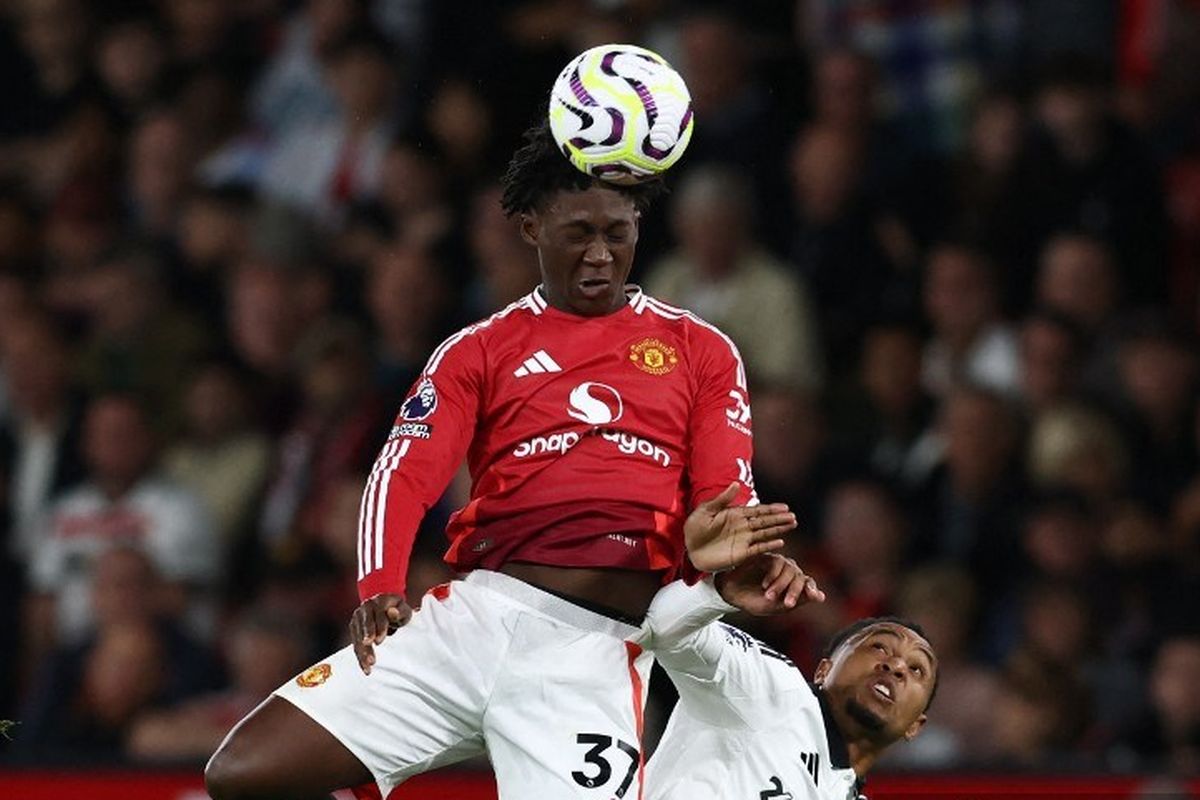 Manchester United, Liga Inggris 2025-2026, Manchester United vs Fulham, Kobbie Mainoo, Michael Carrick, Michael Carrick Tandai Kobbie Mainoo Usai Bawa Man United Menang 3-2 Lawan Fulham
