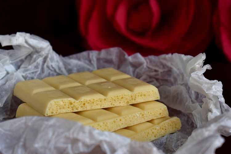 cokelat, kafein, Makanan Ini Dianggap Bikin Melek, Betulkah?, Benarkah cokelat mengandung kafein?, Perbandingan cokelat vs minuman berkafein lain, Apakah cokelat bisa mengganggu tidur?, Kesimpulan: Cokelat bisa bikin melek, tapi tidak sekuat kopi