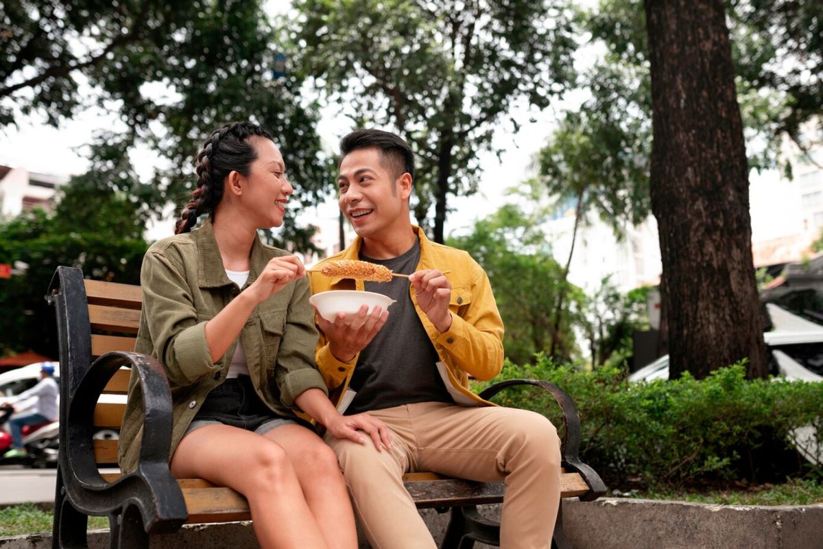 Kisah persahabatan, kisah persahabatan lawan jenis, persahabatan laki laki dan perempuan, menjaga persahabatan langgeng dengan lawan jenis, tips persahabatan, 7 Tips Menjaga Persahabatan dengan Lawan Jenis Tetap Langgeng, 1. Niat berteman sejak awal, 2. Menghormati batasan saat sudah punya pasangan, 3. Libatkan pasangan sejak awal, 4. Prioritaskan kualitas pertemuan, bukan kuantitas, 5. Komunikasi bikin hubungan tetap dekat, 6. Saling hadir di momen penting, 7. Saling menyemangati dan mengingatkan tanpa menghakimi