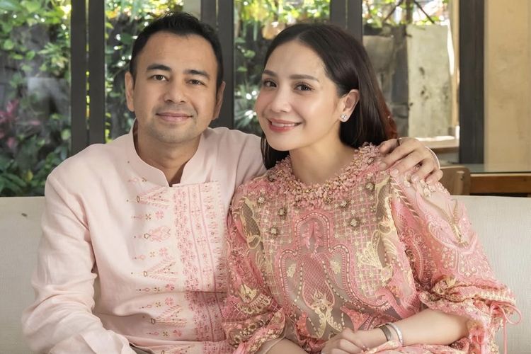 Raffi Ahmad, Nagita Slavina, Intip Outfit Lebaran Raffi Ahmad dan Nagita Slavina, Serasi Pakai Pink, Nuansa pink muda yang lembut dan elegan, Detail busana Nagita Slavina yang feminin, Gaya Raffi Ahmad dalam baju koko, Busana anak-anak yang menggemaskan