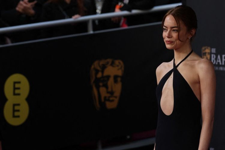 Emma Stone, BAFTA, BAFTA 2026, Gaya Minimalis Emma Stone di BAFTA 2026 dengan Custom Louis Vuitton, Pakai gaun custom Louis Vuitton, Detail gaya rambut dan riasan, Makna gaya di tengah pencapaian karier Emma Stone, Konsistensi cara berpenampilan dan identitas mode Emma Stone