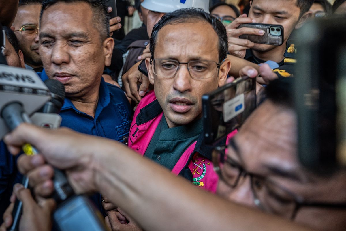 chromebook, Nadiem Makarim, Korupsi Chromebook, kasus chromebook, korupsi chromebook nadiem, kasus chromebook nadiem, kasus chromebook kemendikbud, korupsi chromebook kemendikbud, nadiem makarim ditahan, nadiem makarim jadi tersangka, 7 Fakta Penangkapan Nadiem Makarim, Tersangka Kasus Korupsi Laptop Chromebook, 1. Diperiksa Tiga Kali Sebelum Jadi Tersangka, 2. Ditahan 20 Hari di Rutan Kejagung, 3. Diduga Rugikan Negara Rp 1,98 Triliun, 4. Langgar Tiga Regulasi Penting, 5. Disebut Lakukan Pertemuan dengan Google Indonesia, 6. Empat Orang Sudah Lebih Dulu Jadi Tersangka, 7. Bantah Tuduhan, Titip Pesan untuk Keluarga