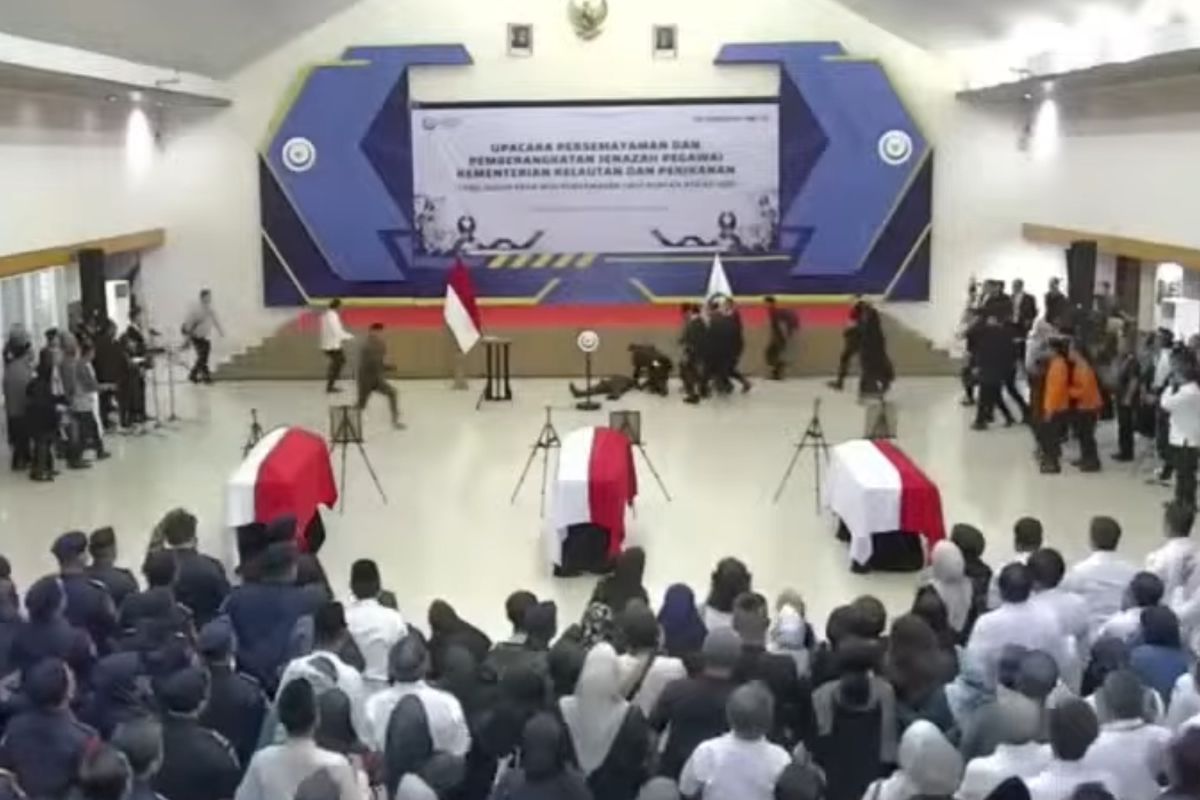 Menteri KKP, Menteri KKP Pingsan Saat Upacara Pelepasan Korban Kecelakaan Pesawat ATR, Diduga Kelelahan