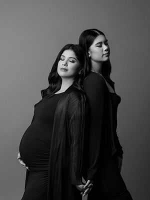 Annisa Pohan, maternity shoot, 9 Gaya Maternity Shoot Annisa Pohan di Kehamilan Kedua, Serba Monokrom, 1. Tampil serba hitam, 2. Rambut panjang bergelombang, 3. Makeup natural, 4. Gaun body fit, 5. Kompak dengan putri pertama, 6. Berpose bersama pasangan, 7. Berganti busana longgar warna terang, 8. Gaya rambut disanggul, 9. Pose profil samping yang klasik