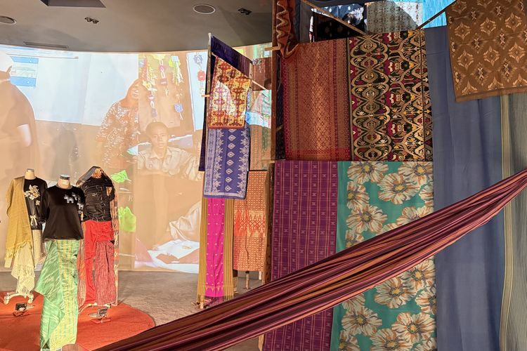 Wilsen Willim, Weaving The Sky, Melestarikan Tenun dengan Memakainya dalam Berbagai Gaya