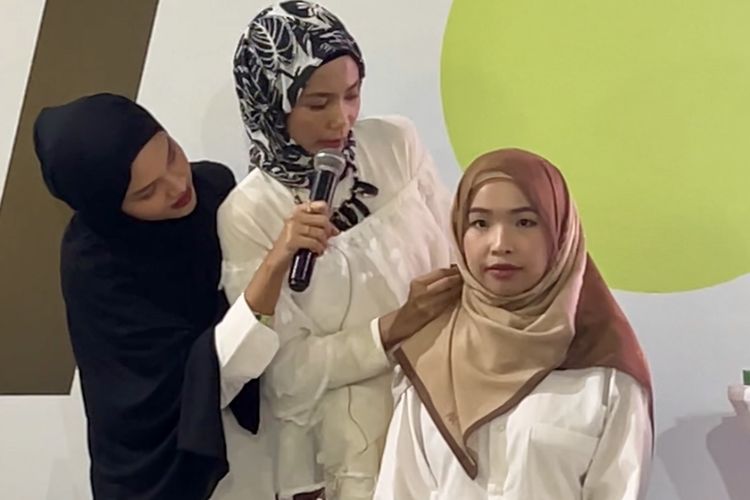 hijab segi empat, tutorial hijab, tutorial hijab segi empat, langkah langkah memakai hijab segi empat, hijab segi empat simple, cara pakai hijab segi empat simple dan modis, cara pakai hijab segi empat, cara pakai hijab segi empat rapi, 5 Langkah Tutorial Hijab Segi Empat agar Tampil Anggun Menurut Ahli, 1. Lapisi inner dengan hijab segi empat, 2. Rapikan sisi depan wajah, 3. Ambil bagian yang lebih panjang ke belakang sisi pendek, 4. Rapikan layering di area depan, 5. Modifikasi sisi yang panjang untuk tampilan lebih berdimensi