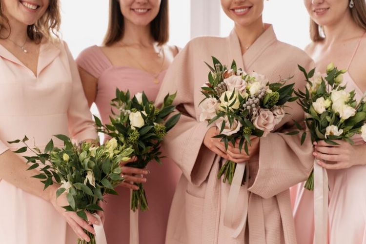 bridesmaid satin, 15 Model Gaun Bridesmaid Satin yang Classy dan Elegan untuk Hari Pernikahan, Model Gaun Bridesmaid Satin Elegan yang Timeless, Model Gaun Bridesmaid Satin Elegan dan Modern, Model Gaun Bridesmaid Satin Elegan dengan Siluet Anggun, Model Gaun Bridesmaid Satin Elegan untuk Tampilan Mewah, Model Gaun Bridesmaid Satin Elegan yang Lagi Tren