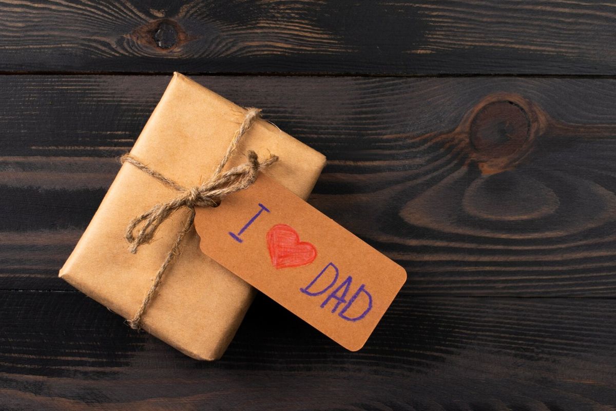Kado Hari Ayah, kado Hari Ayah, Hari Ayah 12 November, hari ayah tanggal berapa, hari ayah 12 november 2025, kado ayah, 20 Ide Kado Hari Ayah 12 November, Praktis Tapi Berkesan, 1. Jam tangan simpel, 2. Parfum favorit ayah, 3. Kemeja kerja berkualitas, 4. Sepatu loafers atau sneakers, 5. Kopi premium, 6. Mug atau tumbler personal, 7. Dompet kulit, 8. Buku bacaan, 9. Voucher pijat atau spa, 10. Peralatan memancing, 11. Headset atau earphone baru, 12. Alat grooming pria, 13. Jaket atau hoodie, 14. Set skincare pria, 15. Album foto keluarga, 16. Surat atau kartu ucapan, 17. Peralatan hobi, 18. Tiket nonton atau acara musik, 19. Paket self-care rumahan, 20. Masakan favorit ayah
