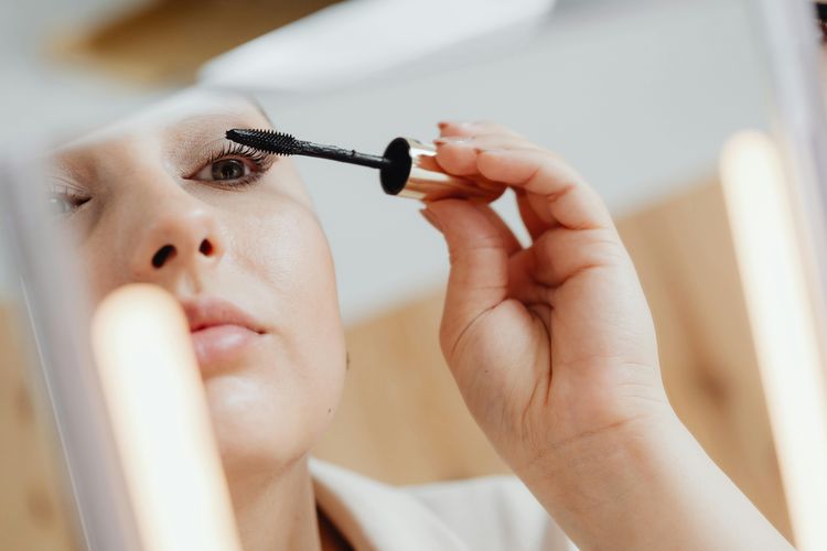 maskara, cara maskara tidak menggumpal, cara maskara tidak luntur, cara menggunakan maskara, cara menggunakan maskara agar tidak belepotan, cara menggunakan maskara agar tidak menggumpal, tips pakai maskara, pakai maskara, 7 Tips Pakai Maskara agar Tidak Menggumpal dan Luntur, 1. Pastikan bulu mata bersih, 2. Jepit bulu mata sebelum memakai maskara, 3. Oleskan maskara dari akar bulu mata, 4. Gunakan sedikit demi sedikit, 5. Gunakan sisir bulu mata agar tidak menggumpal, 6. Jangan terlalu sering "memompa" maskara, 7. Pilih maskara sesuai jenis kulit