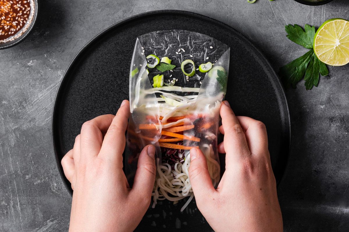 tips rice paper tidak lengket, tips agar rice paper tidak lengket, cara gunakan rice paper, rice paper beli dimana, rice paper harga, rice paper adalah, 4 Tips Menggunakan Rice Paper untuk Salad dan Lumpia, 1. Perhatikan ukuran rice paper, 2. Basahi dengan air dingin, 3. Lipat rice paper di permukaan basah, 4. Kumpulkan bahan-bahan terlebih dahulu
