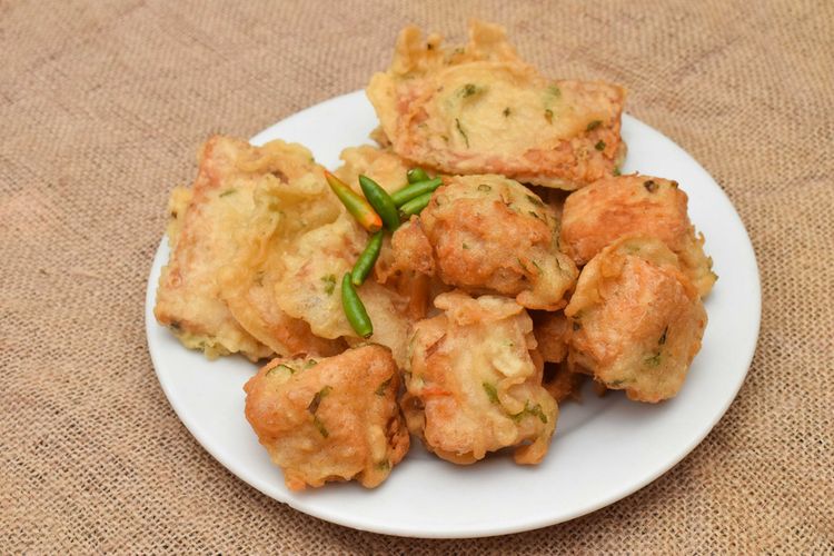 rahasia gorengan renyah, rahasia gorengan renyah tahan lama, rahasia gorengan tetap renyah walau sudah dingin, gorengan tahan lama, tips gorengan kriuk, membuat gorengan renyah, adonan gorengan renyah, Rahasia Racikan Bahan untuk Gorengan Renyah dan Garing Lebih Lama, 1. Tambahkan Tepung Beras dalam Adonan, 2. Sedikit Baking Soda untuk Tekstur Crunchy, 3. Gunakan Air Es Saat Membuat Adonan Tepung, 4. Pastikan Minyak Benar-benar Panas, 5. Tiriskan dengan Baik Setelah Digoreng