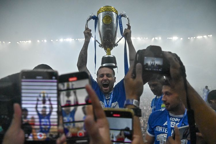 Persib, Liga 1, Persis Solo, Persib Bandung, Bobotoh, Hasil Liga 1, Persib vs Persis Solo, Persib vs Persis, Liga 1 2024-2025, BERITA FOTO: Persib Angkat Trofi Liga 1 2024-2025 di Tengah Invasi Bobotoh