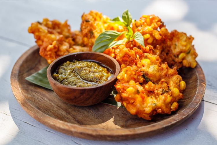 Resep bakwan jagung, bumbu bakwan jagung, cara membuat bakwan jagung, resep bakwan jagung, Trik Bikin Bakwan Jagung Sedikit Tepung, Tak Lembek dan Renyah Walau Dingin