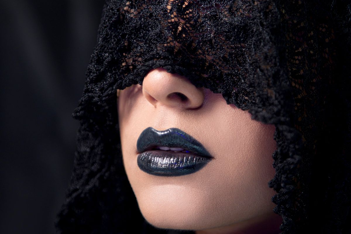 fantasy lip art, makeup bibir, tren kecantikan, Fantasy Lip Art Jadi Tren 2026, Lipstik Warna Berani Makin Populer, Tren makeup bergeser dari natural ke ekspresif, Dipengaruhi nostalgia dan tren maksimalis, Tampil di runway hingga panggung hiburan, Banyak orang makin berani bereksperimen dengan makeup, Cara mencoba tren fantasy lip art