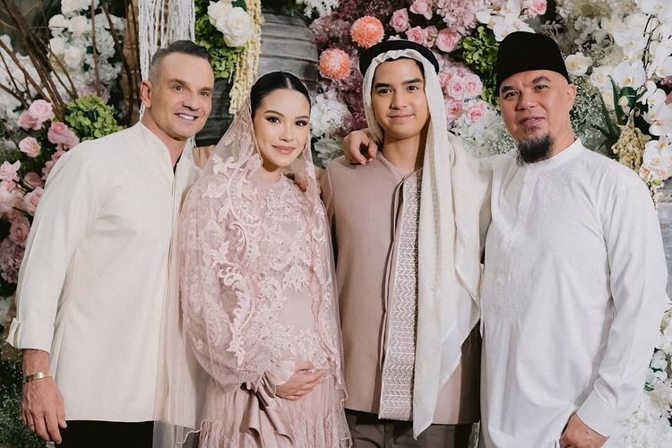Al Ghazali, Alyssa Daguise, 7 Style Alyssa Daguise saat Tasyakuran 4 Bulan Kehamilan, Anggun Bernuansa Pastel, 1. Busana pastel dengan siluet mengalir, 2. Detail renda yang mempermanis tampilan, 3. Veil tipis yang memberi kesan syahdu, 4. Riasan natural dengan hasil akhir glowing, 5. Rambut ditata simpel dan rapi, 6. Aksesori minimalis yang elegan, 7. Tampil serasi bersama Al Ghazali