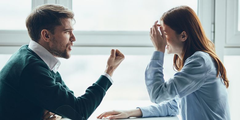 toxic relationship, hubungan toxic, Toxic, sinyal hubungan mulai toxic, 5 Sinyal Awal Hubungan Berubah Jadi Toksik, Waspadai Sebelum Terlambat, 1. Kamu selalu disalahkan atas segala masalah, 2. Pasangan terlihat terancam oleh kesuksesanmu, 3. Sulit punua ruang dan waktu untuk diri sendiri, 4. Pasangan terlalu mengontrol , 5. Kamu tidak lagi merasa dihargai