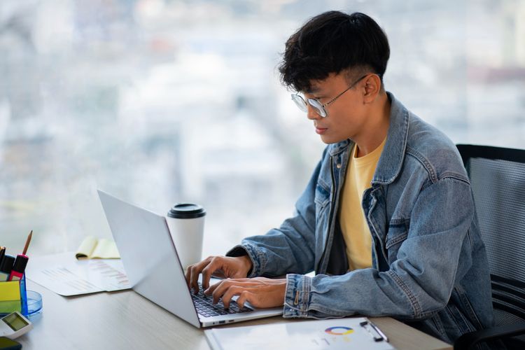 mindfulness, work-life balance, work life balance, cara menjaga kesehatan mental, work life balance adalah, cara menjaga kesehatan mental di tempat kerja, stres di tempat kerja, Tips Menjaga Kesehatan Mental di Tempat Kerja agar Tetap Produktif, Work-life balance, cara jaga kesehatan mental pekerja, Atasan berperan dalam kesehatan mental karyawan, Cari penyebab stres di lingkungan kerja, Perhatikan apa yang bisa diubah dan tidak bisa diubah, Lakukan aktivitas mindful