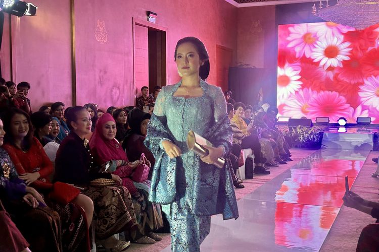 batik, industri fashion, Guruh Soekarnoputra, wastra nusantara, wastra nusantara contoh, limbah perca, Guruh Soekarnoputra Ubah Limbah Perca Batik Jadi Busana Bernilai Seni, Guruh Soekarnoputra ubah limbah perca jadi busana bernilai seni, Kepedulian Guruh Soekarnoputra pada daur ulang dan lingkungan, Mengangkat wastra Nusantara sebagai identitas dan pengabdian, Mendorong generasi muda untuk melestarikan budaya