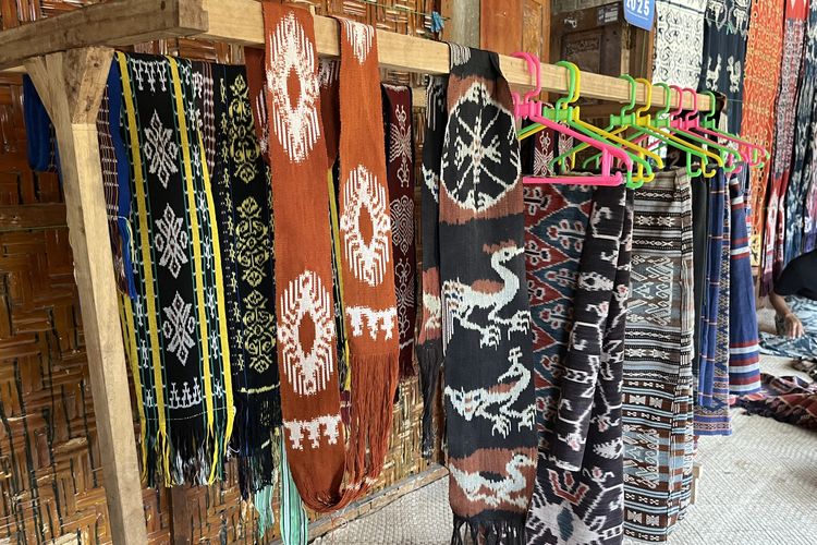 Wisata Sumba, sumba timur, Wisata Sumba Timur, tenun sumba, arti kuda di sumba, Setumpuk Kain Tenun, Kuda, dan Bukti Cinta di Tanah Sumba
