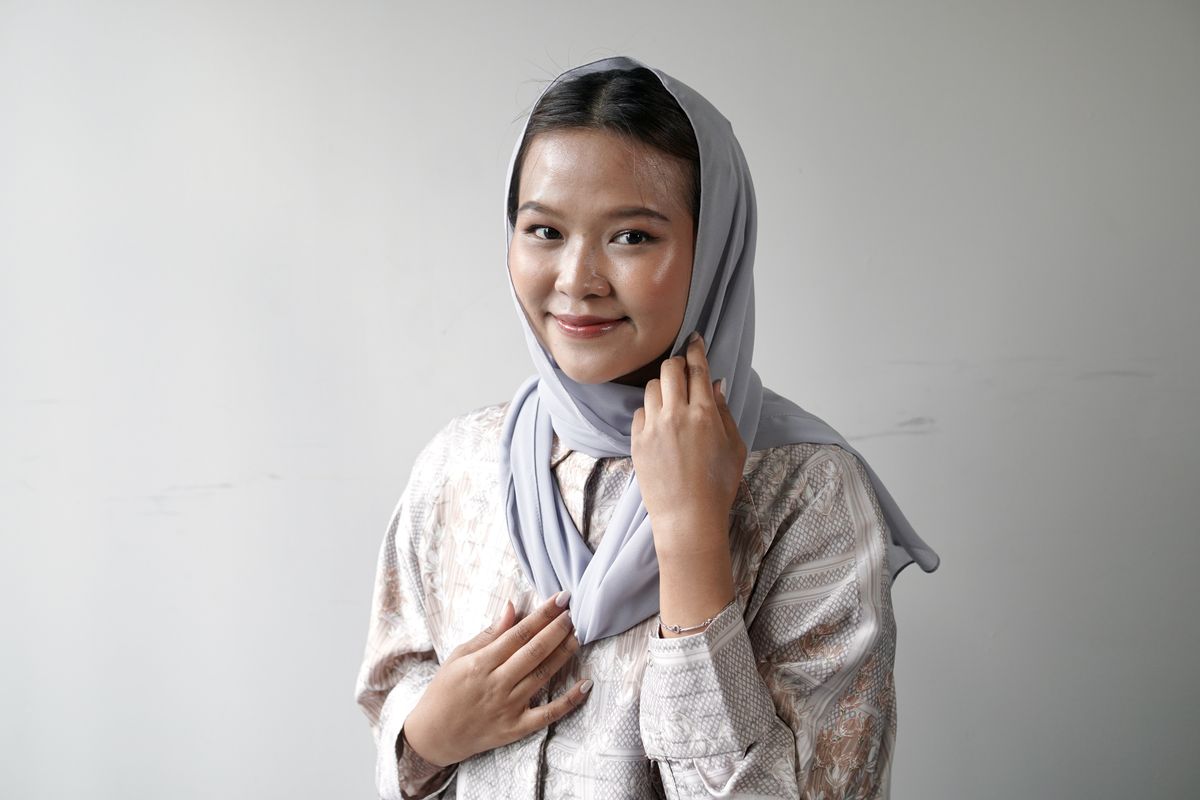 tutorial makeup, idul adha 2025, makeup tutorial, makeup tutorial step by step, makeup idul adha, tutorial makeup untuk idul adha, makeup tahan lama dan natural utnuk idul adha 2025, Tutorial Make Up Natural dan Tahan Lama untuk Idul Adha, 1. Mulai dengan persiapan kulit, 2. Gunakan primer untuk ketahanan tambahan, 3. Pilih alas bedak ringan dengan hasil glowing natural, 4. Concealer tipis di area gelap, 5. Bentuk alis secara natural, 6. Rias mata dengan warna netral, 7. Aplikasikan blush on dengan warna segar, 8. Set riasan dengan bedak tabur, 9. Tambahkan highlighter tipis, 10. Pakailah lip tint atau gloss, 11. Kunci dengan setting spray