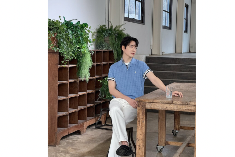 lee joon hyuk, mercy for none, drakor mercy for none, style le joon hyuk, inspirasi style lee joon hyuk, gaya lee joon hyuk, lee joon hyuk istri, fashion lee joon hyuk, 5 Gaya Lee Joon-hyuk Pemeran Drakor Mercy for None, Formal hingga Kasual, 1. Setelan jas selain hitam, 2. Nuansa off-white, 3. Cardigan weather, 4. Layering polo, 5. Preppy style