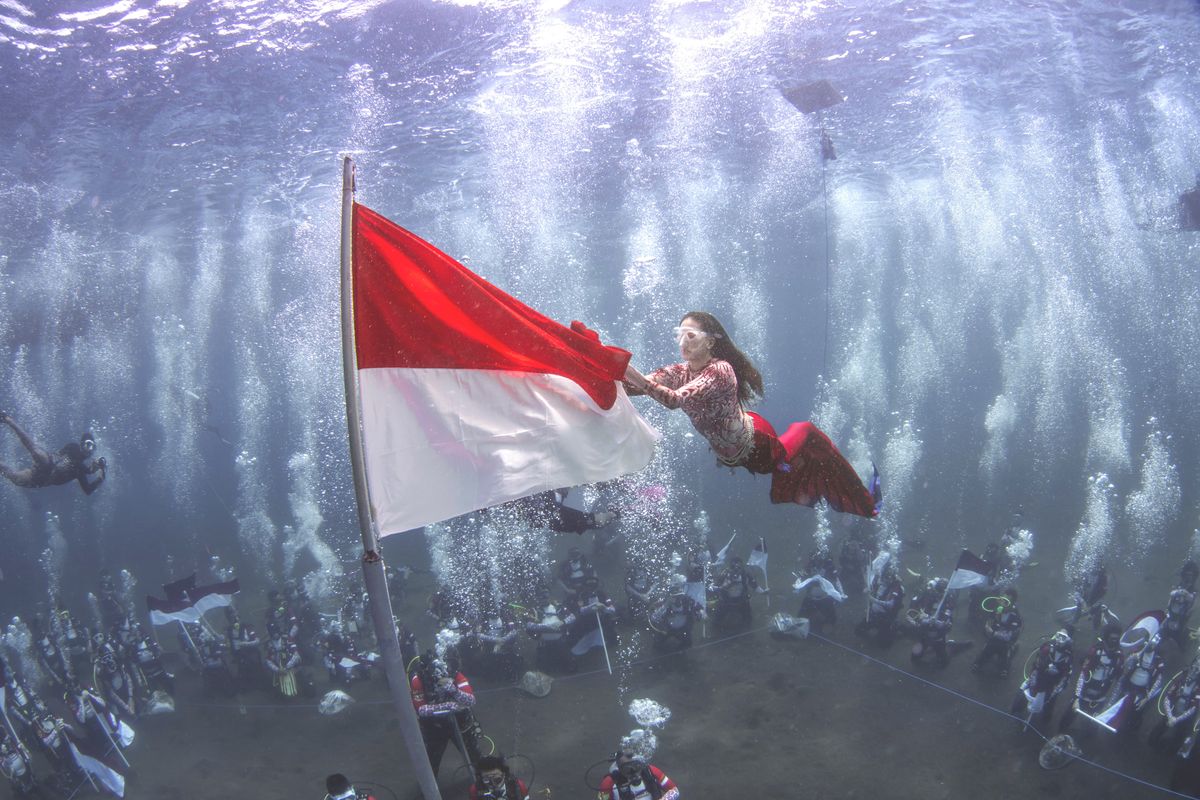 Gubernur Maluku, Gubernur Maluku Utara, sherly tjoanda, HUT ke-80 RI, Gubernur Sherly, Gubernur Sherly Kibarkan Merah Putih di Dasar Laut, Warganet: The Next President Indonesia