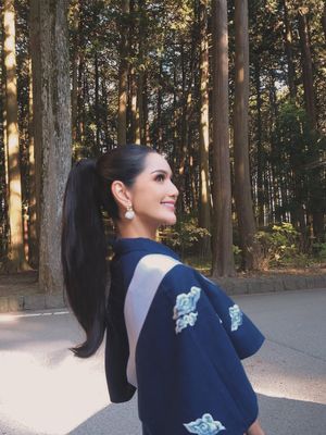 Miss Indonesia 2025, melliza xaviera putri, melliza xaviera putri yulian biodata, outfit melliza xaviera, puteri indonesia lingkungan 2025, Outfit Melliza Xaviera Saat Karantina di Jepang, Pakai Tas Peta Indonesia, Atasan Batik Megamendung modern, Bawahan membentuk siluet ramping, Tas peta Indonesia sebagai statement piece, Aksesori dan riasan