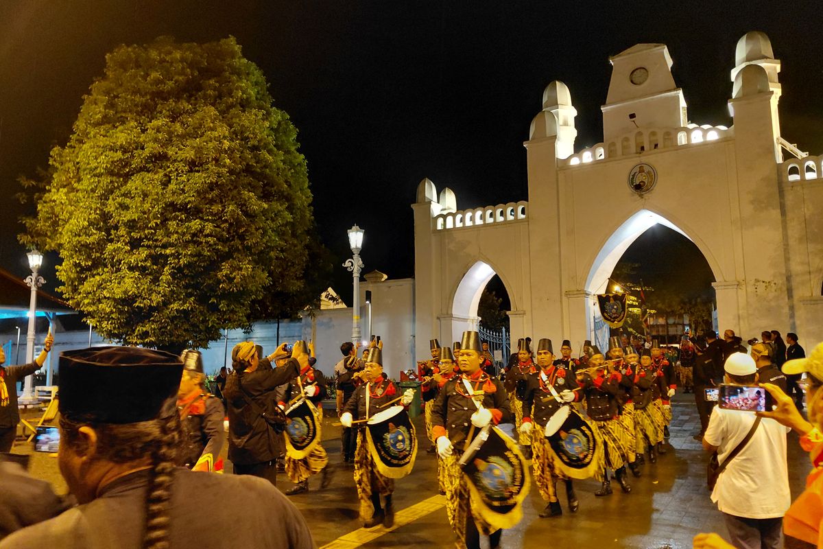 Solo, Surakarta, PB XIV Hangabehi, Suasana Malam Selikuran Keraton Solo Kubu PB XIV Hangabehi, Listrik Padam Dua Kali