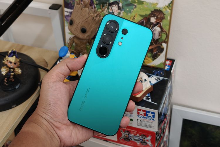 Tecno, ponsel, Tecno Camon 50, Kesan Pertama Menggenggam Tecno Camon 50, Desain Dual Tone yang Memikat Mata