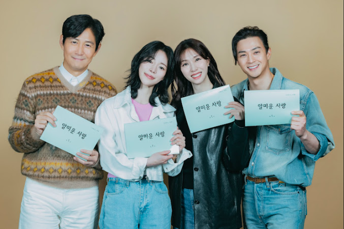 Dari So Sweet ke So Toxic: Mengapa Cara Kita Menonton Rom-Com Berubah, Perubahan Bukan pada Film, Melainkan pada Penontonnya, “Grand Gestures” dan Fantasi Relasi, Pengaruh “Therapy Culture” terhadap Cara Menonton, Menuju Representasi Cinta yang Lebih Sehat