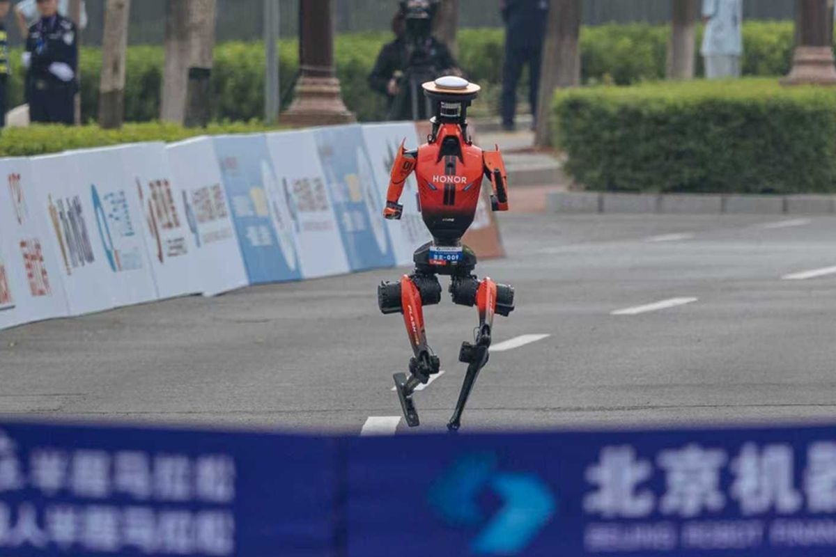 Robot, robot humanoid, Robot China Kalahkan 12.000 Pelari Manusia di Half Marathon