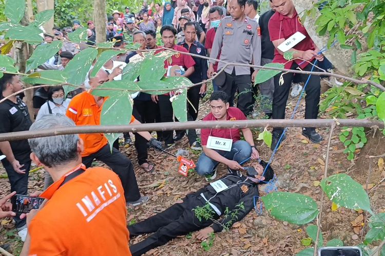 Brigadir Esco, Kematian Brigadir Esco, pembunuhan brigadir esco, kasus pembunuhan Brigadir Esco, Jejak Misterius Mr X dalam Kematian Brigadir Esco, Siapa Sebenarnya Dia?, Rekonstruksi yang Menguak Kejanggalan Kematian Brigadir Esco, Briptu Rizka: Tersangka dengan Motif yang Masih Disembunyikan, Amarah Warga Meledak, Penyelidikan Berlanjut: Polisi Fokus pada Mr X