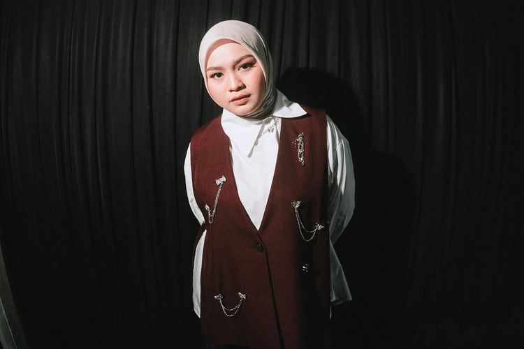 Salma Salsabil, Pestapora 2025, salma salsabil indonesian idol, salma salsabil menikah, fashion salma salsabil, salma salsabil umumkan punya anak, salma salsabila, Salma Salsabil Umumkan Kelahiran Anak, Intip 5 Gayanya yang Stylish, 1. Anggun dengan gaun biru di atas panggung, 2. Casual, 3. Preppy style dengan vest dan dasi, 4. Edgy di panggung Pestapora 2025, 5. Smart casual dengan vest marun