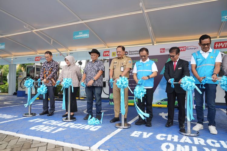 SPKLU, Charging Station, casan mobil listrik, SPKLU center, SPKLU Center Pertama di Jakarta Resmi Beroperasi di Cibubur
