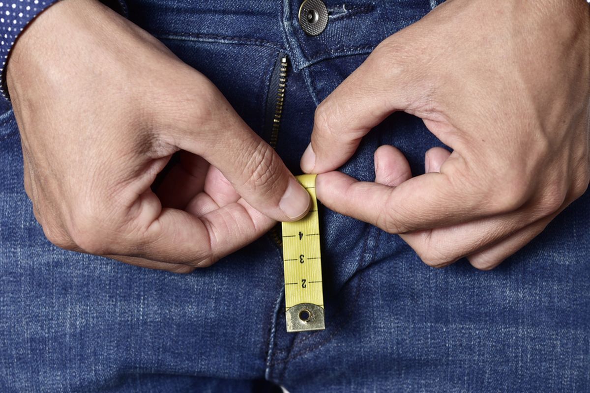 penis, ukuran penis, Hati-hati, Ukuran Penis Bisa Mengecil karena 5 Hal Ini, 1. Paparan suhu dingin, 2. Faktor usia dan disfungsi ereksi, 3. Kenaikan berat badan, 4. Kondisi medis tertentu, 5. Kebiasaan merokok