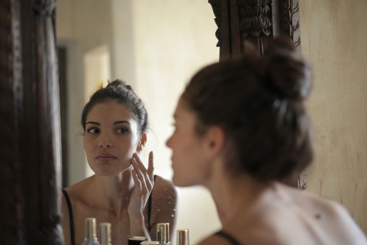 anti aging, tanam benang, threadlift, kulit kencang, tarik benang, tarik benang bertahan berapa lama, tarik benang wajah, apakah tarik benang bisa bertahan lama, hasil tarik benang wajah, hasil tarik benang, Berapa Lama Hasil Tarik Benang Wajah Bertahan? Ini Kata Dokter