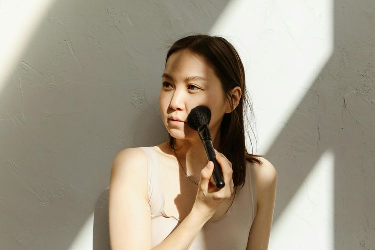 Makeup, Beauty, foundation, bedak, setting spray, 7 Urutan Make Up yang Tepat agar Wajah Tak Terlihat Dempul, 1. Pastikan wajah benar-benar bersih, 2. Lanjutkan dengan skincare dasar, 3. Gunakan primer sebagai base awal, 4. Aplikasikan foundation tipis-tipis, 5. Set complexion dengan bedak, 6. Lanjut ke riasan mata, 7. Akhiri dengan setting spray