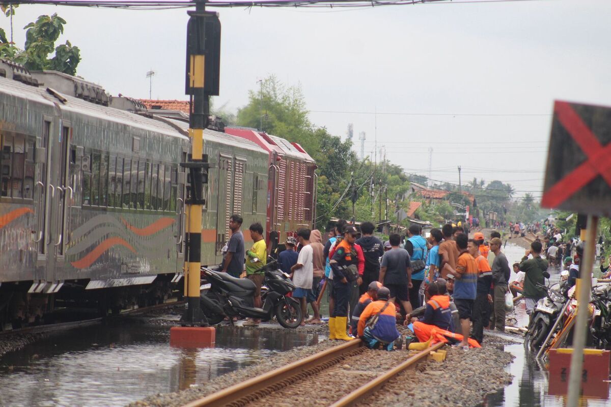 PT KAI, Banjir Pekalongan Batalkan 108 Perjalanan KA, 10.985 Penumpang Terdampak