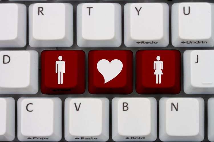 love scamming, penipuan cinta, Love scamming, modus love scamming, penyebab love scamming, penipuan cinta online, modus penipuan cinta, pola kasus love scamming, pola penipuan cinta, pola penipuan asmara, modus penipuan asmara, Kasus Love Scamming di Media Sosial, Kenali Modus dan Polanya, Basa-basi dengan profil menarik, Membangun emosi dengan pujian dan perhatian, Menghindari permintaan video call atau kopi darat, Mulai meminta uang dengan alasan meyakinkan