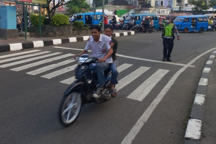 pelat nomor, Operasi Patuh Jaya 2025, TNKB, Pelat nomor, pelat nomor palsu, Copot pelat nomor ditilang, operasi patuh jaya 2025, Fenomena Pengendara Motor Copot Pelat Nomor Merebak di Jakarta