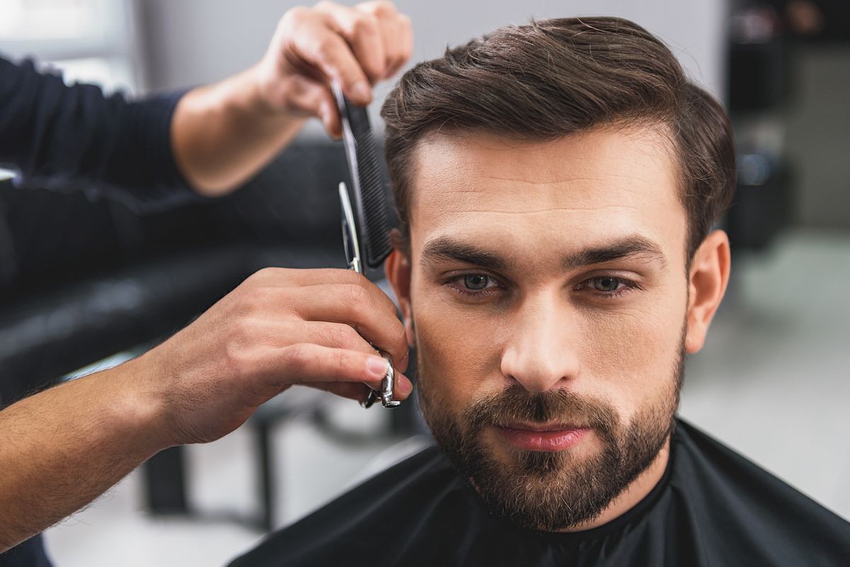 Tren rambut pria, model rambut pria, comma hair, potongan rambut pria, undercut, middle part, curtain haircut, taper haircut, tren rambut pria 2025, tren rambut pria terbaru, 5 Tren Rambut Pria 2025 yang Layak Dicoba Menurut Pakar, 1. Middle part, 2. Comma hair, 3. Curtain hair, 4. Undercut versi modern, 5. French crop