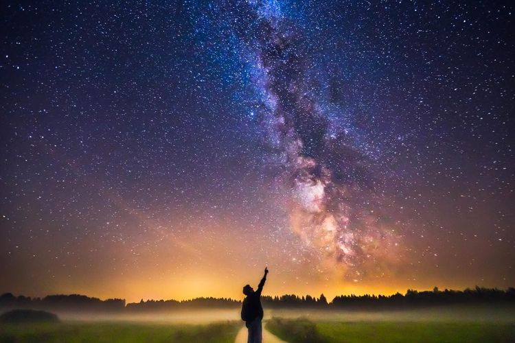 bulan biru, fenomena langit, Flower Moon, Blue Moon, 7 Fenomena Langit Mei 2026 yang Sayang Dilewatkan, Ada Supermoon, 1. Bulan purnama "Flower Moon" (1 Mei), 2. Komet PANSTARRS di belahan bumi selatan (5 Mei), 3. Hujan meteor Eta Aquariids (6 Mei), 4. Musim pengamatan Bima Sakti dimulai (pertengahan Mei), 5. Supermoon Baru dan Langit Gelap (16 Mei), 6. Bulan sabit dan Venus berdampingan (18 Mei), 7. Bulan Biru dan Bulan Mikro (31 Mei)