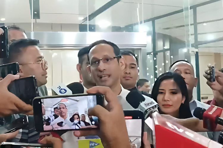 Nadiem Makarim, nadiem, kasus Nadiem Makarim, nadiem tersangka, nadiem makarim tersangka, nadiem makarim korupsi, nadiem makarim gojek, Kronologi Dugaan Korupsi Chromebook Nadiem Makarim, Negara Rugi Rp 1,98 Triliun, Awal kasus pertemuan dengan Google, Rapat rahasia dan spesifikasi yang “mengunci”, Aturan yang dilanggar, Kerugian negara dan pasal yang disangkakan, Penahanan