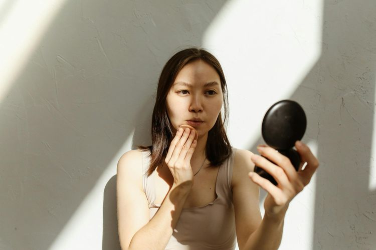 makeup, Beauty, foundation, Kunci Makeup Anti Luntur Saat Panas-panasan Naik Transportasi Umum, 1. Menyiapkan kulit sebelum makeup, 2. Memakai primer jadi faktor penting, 3. Memilih base makeup sesuai dengan tipe kulit, 4. Menggunakan teknik layering, 5. Melakukan touch up dengan teknik tap-tap
