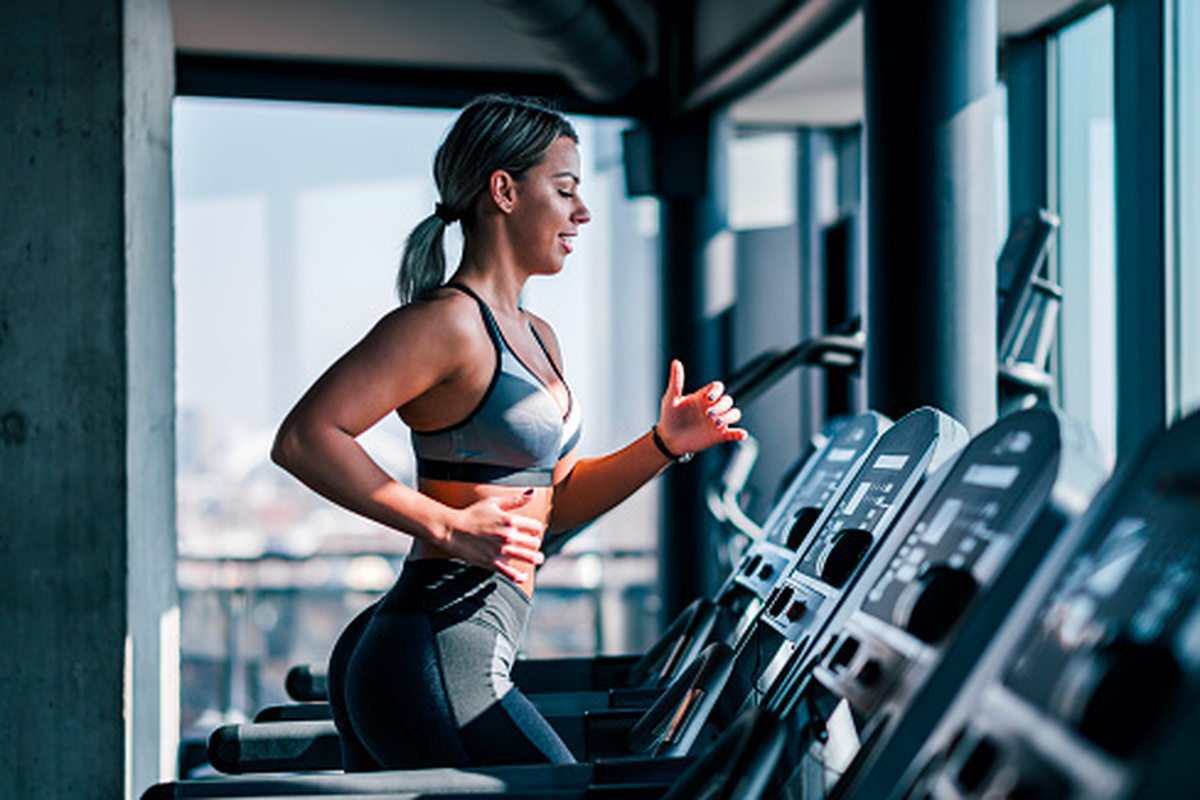 12 Pilihan Latihan Kardio Terbaik untuk Turunkan Berat Badan, 2. Bersepeda, 3. Kickboxing, 4. Jump squats, 5. Jumping jacks, 6. Jalan kaki, 7. High-intensity interval training, 8. Lompat tali, 9. Suitcase march atau high-knees, 10. Menari, 11. Berenang, 12. Naik turun tangga
