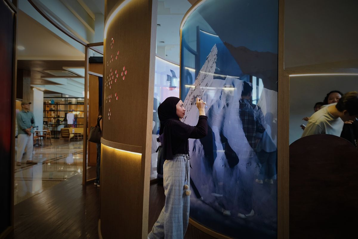 sore istri dari masa depan, sore istri dari masa depan 2025, Pameran Chronospira, Menengok Pameran Chronospira, Instalasi Film Sore di Artotel Gelora Senayan