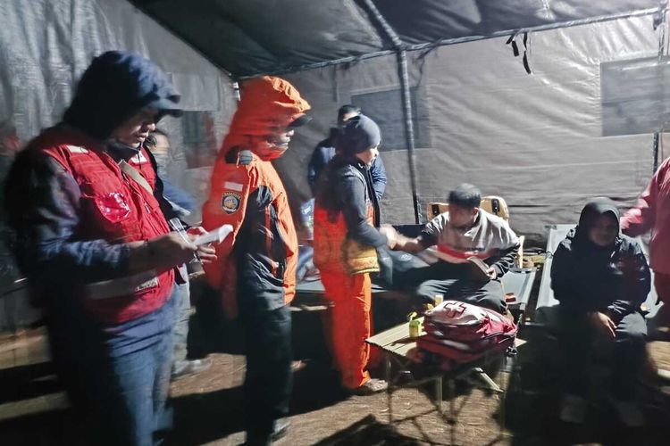 Gunung Bawakaraeng, Gowa, hipotermia, bawakaraeng, pendaki gunung bawakaraeng tewas, gowa sulawesi selatan, Ribuan Pendaki Rayakan HUT RI di Gunung Bawakaraeng, 65 Dievakuasi, 1 Tewas