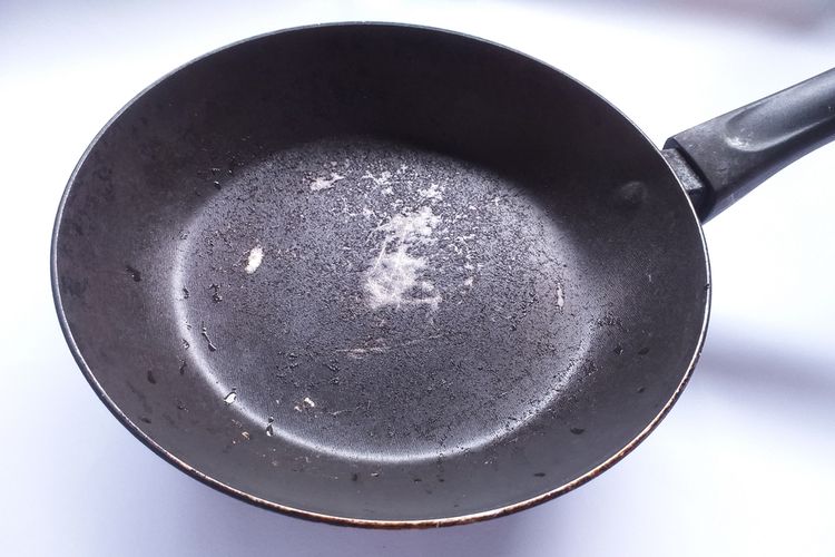 Teflon, teflon, teflon palsu, ciri teflon palsu, Teflon palsu, Waspadai Teflon Palsu: Kenali Ciri-cirinya Sebelum Membeli!, 1. Harga terlalu murah, 2. Permukaan kasar atau berpori, 3. Warna tidak merata atau terlalu cerah, 4. Tidak tahan panas tinggi, 5. Permukaan mengelupas atau mudah rusak, 6. Bau aneh saat dipanaskan, 7. Tidak ada sertifikasi dan label, 8. Merek tidak tepercaya