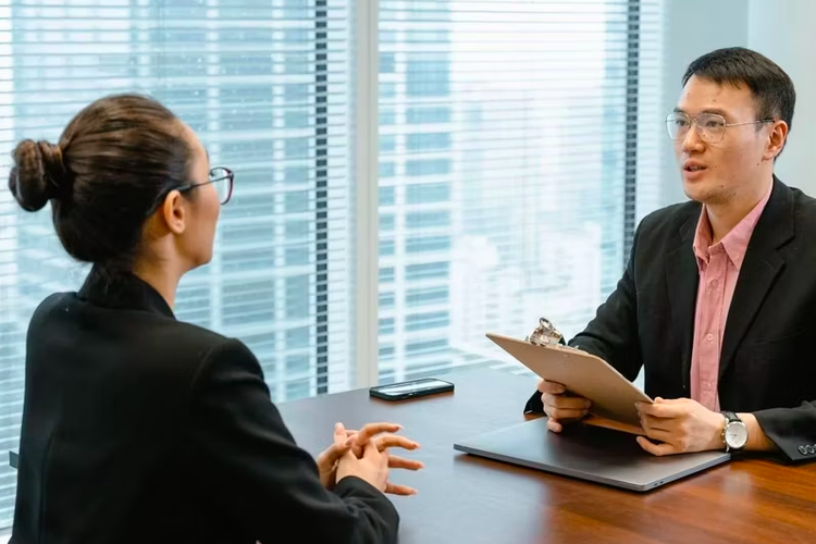 tips wawancara kerja, perusahaan toxic, tips interview kerja, red flag pekerjaan, red flag saat interview kerja, red flag perusahaan, perusahaan toxic red flag, perusahaan red flag, ciri2 perusahaan red flag, tanda lingkungan kerja toxic, Simak, 5 Red Flag Perusahaan yang Bisa Terlihat dari Proses Wawancara Kerja, 1. Budaya dan nilai perusahaan tampak tak jelas, 2. Pewawancara menghindari topik kompensasi, 3. Proses interview tidak profesional, 4. Ada tekanan untuk selalu siaga di luar jam kerja, 5. Tak ada pemahaman yang jelas