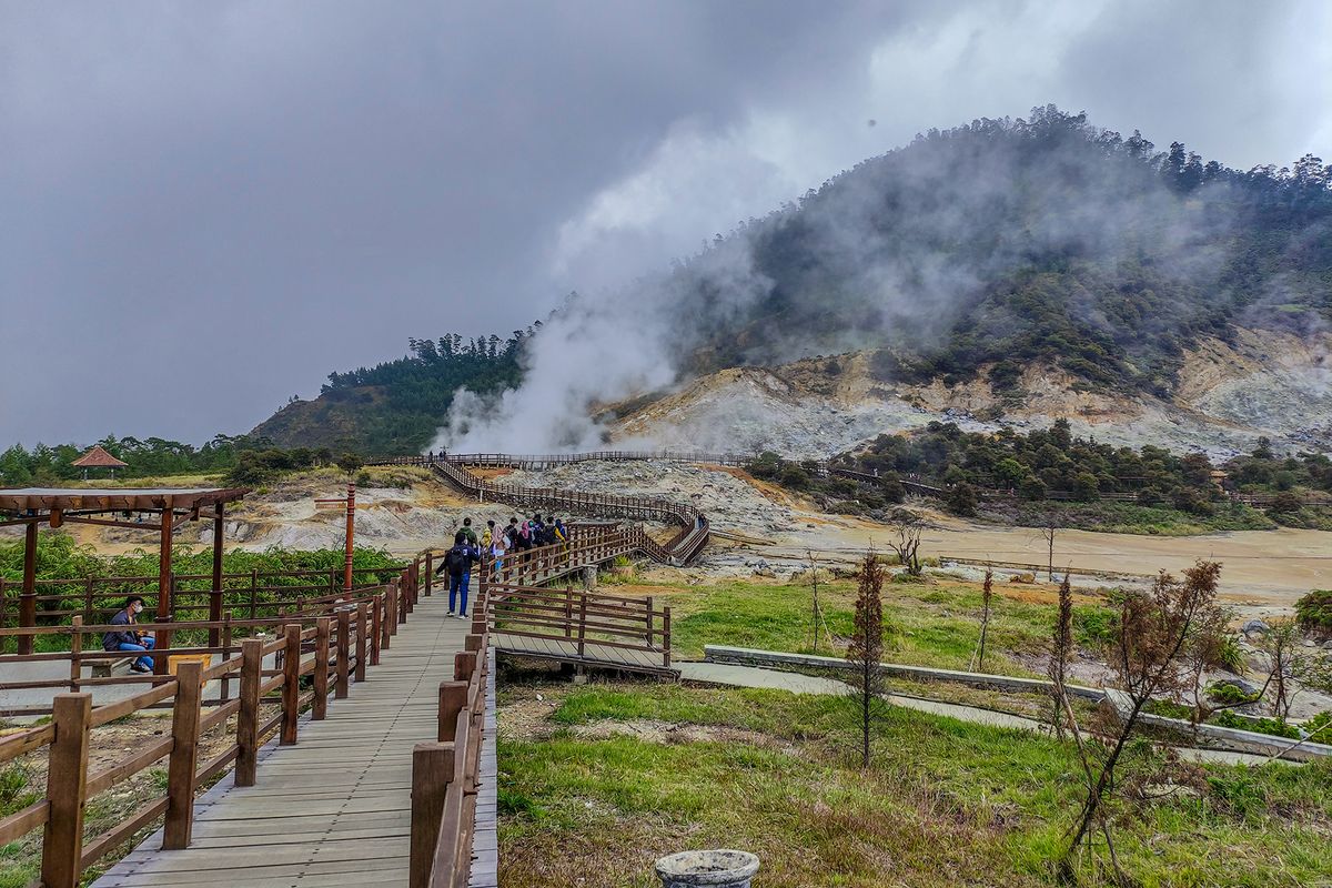 Dieng, 7 Pilihan Wisata Dieng, dari Pemandian Air Panas sampai Bukit Panorama, 1. D’Qiano Hot Spring Water Park, 2. Sumur Jalatunda, 3. Kawah Candradimuka, 4. Golden Sunrise Bukit Sikunir, 5. Gardu Pandang Tieng (GPT), 6. Bukit Scooter Dieng, 7. Bukit Ratapan Angin